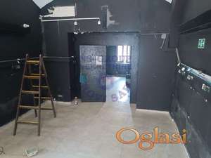 Retko u ponudi. Višenamenski lokal u strogom centru grada.