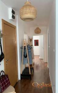 Odličan stan sa kompletnim nameštajem, spreman za useljenje, sa 3 odvojene spavaće sobe.