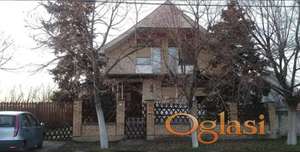 Na prodaju kuća sa visokim potkrovljem površine 200m2, sa dva kupatila, plinom,centralnim grejanjem, trofaznom strujom, gradskom kanalizacijom, internetom.