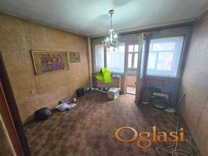 Trosoban stan za renoviranje na odličnoj lokaciji na Crvenom pevcu ID#7898