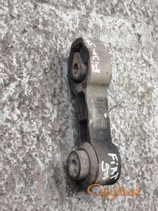 Fiat 500 1.3 m jet nosač motora donji