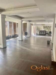 Izdavanje luksuznog poslovnog prostora u novoj zgradi u Vojvode Stepe sa velikom terasom i garažom