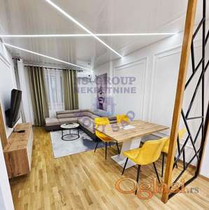 Predstavljamo vam ekskluzivnu priliku da postanete vlasnik potpuno opremljenog, moderno uređenog dvosobnog stana u novom i prestižnom kompleksu NS Square