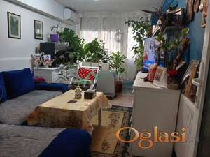 Prodaje se funkcionalan trosoban stan u neposrednoj blizini Bulevara Oslobodjenja.