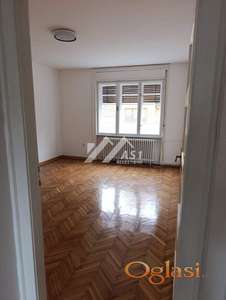 izdaje se prazan trosoban stan u Centru pogodan za poslovni prostor ID#4471