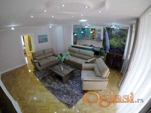 Novi Sad, Grbavica - Odličan, veoma komforan, kompletno i kvalitetno opremljen četvorosoban stan na atraktivnoj a mirnoj lokaciji + garaža + parking 