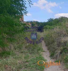 Plac sa namenom za izgradnju. Na dobroj poziciji.