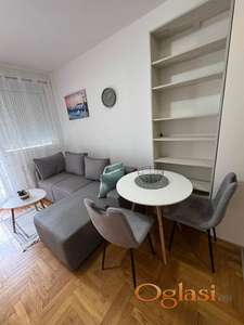 LEPA, POTPUNO OPREMLJENA GARSONJERA U JANKA ČMELIKA