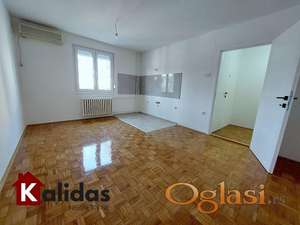 Novi Sad, Sajam, 37 m2, kompletno renoviran, odmah useljiv!