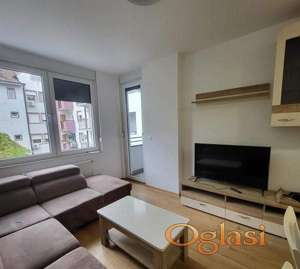 Izdaje se trosoban stan od 60m² na Bulevaru.