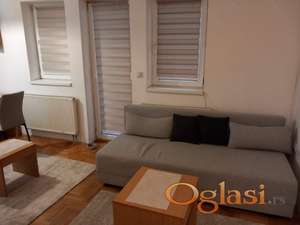 Izdajem garsonjeru u Beogradu , Mirijevo kod stare Mirijevske crkve . Lokacija odlicna , troskovi minimalni. Cena 250 evra  mesecno . Tel: 065-530-6783