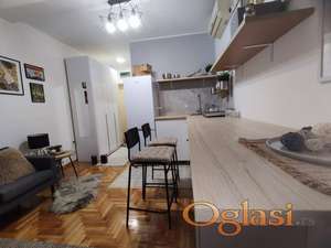 Garsonjera 21 m², Adamovićevo Naselje, Novi Sad, 6. sprat