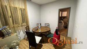 U ponudi starija kuća sa odličnim placem na veoma dobroj lokaciji.