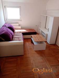 Stan kod Futoške pijace u mirnoj ulici