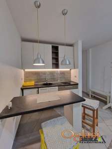 KOMPLETNO NAMEŠTENA PRELEPA GARSONJERA KOD KEJA