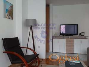 Dvosoban stan na Sajmu. Odličan raspored, nov nameštaj, parking u dvorištu zgrade.