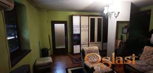 Izuzetan dvosoban stan koji lako može biti i trosoban.