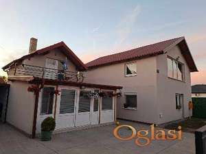 DVE KUĆE NA JEDNOM PLACU