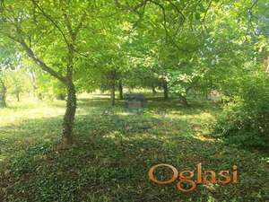 Prelep plac sa vikendicom!!!