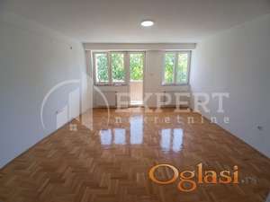 Izdaje se stan kao poslovni prostor preko puta Doma zdravlja, 73m2, cg