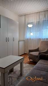 Udoban, lep stan u blizini železničke stanice