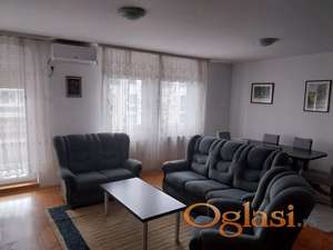 Izdaje se četvorosoban stan – Cara Dušana, Novi Sad