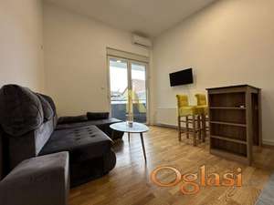 Nov, kompletno opremljen stan u luksuznoj zgradi