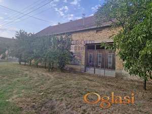 Na prodaju kuća u Kovilju, stambene površine 190 kvadratnih metara, smeštena na velikom placu od 4000 kvadratnih metara.