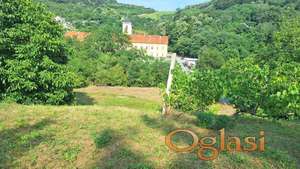 Plac na odličnoj lokaciji sa pogledom na manastir