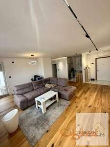 Trosoban stan u centtu Stare Pazove, useljiv