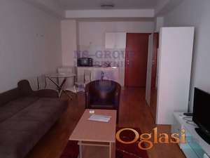 Izdaje se lepo uređena i potpuno opremljena garsonjera od 33 m² na Bulevaru u Novom Sadu.