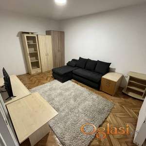 Izdaje se lep i funkcionalan dvosoban stan na Grbavici, površine 41 m², smešten na prvom spratu.