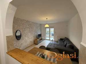 Izdaje se dvosoban stan na Rotkvariji – 45 m², dobra lokacija