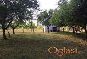 Prodajem kucu sa velikim placem-Obrež