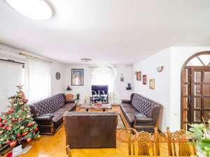 Prodajemo uknjiženu kuću, naselje Vojvode Vlahović, 140m2, 2.4 ari placa