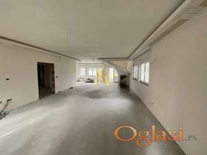 Izvanredna kuća u beloj fazi sa najboljom pozicijom u Žablju