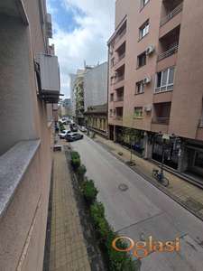 CENTAR, GARSONJERA U ULICI AVGUSTA CEASRCA NA 2 MINUTA OD CENTRA GRADA