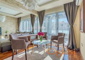 Dvoetažni penthouse sa spektakularnim pogledom na more i grad.