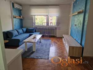 Izdaje se kompletno namešten dvosoban stan na Limanu 4, površine 40m², smešten na prvom spratu stambene zgrade.