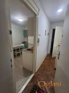Opremljen renoviran stan u mirnom delu grada sa 3 odvojene prostorije