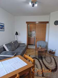 NAMESTEN JEDNOIPOSOBAN STAN BLIZU ZELEZNICKE STANICE