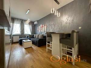 Izdaje se odličan pet friendly 1.5 stan sa parking mestom u Kraljevom parku