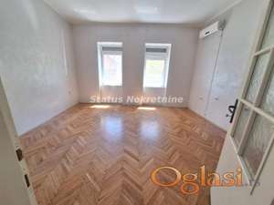 DELIMIČNO NAMEŠTEN DVOSOBAN ULIČNI STAN 60M2 SALAJKA 300EU