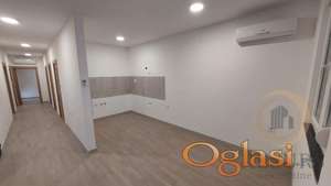 <p>TROIPOSOBAN STAN SA PARKINGOM, HOLLYWOOD HILL