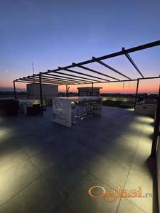 Moderan četvorosoban stan sa krovnom terasom