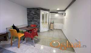 Garsonjera sa parkingom u Cara Dušana! Odmah useljiva