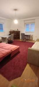 Izdajem  sobu 24m2 za dva studenta na spratu kuće. Poseban ulaz. Plaćanje na dan useljenja za naredni mesec, bez depozita.