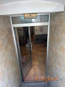 Izdajem radno mesto za muškog frizera ili za nokte