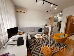 Prodaje se stan na Bulevaru Evrope