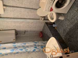 Izdajem dvosoban namešten stan dobra lokavija